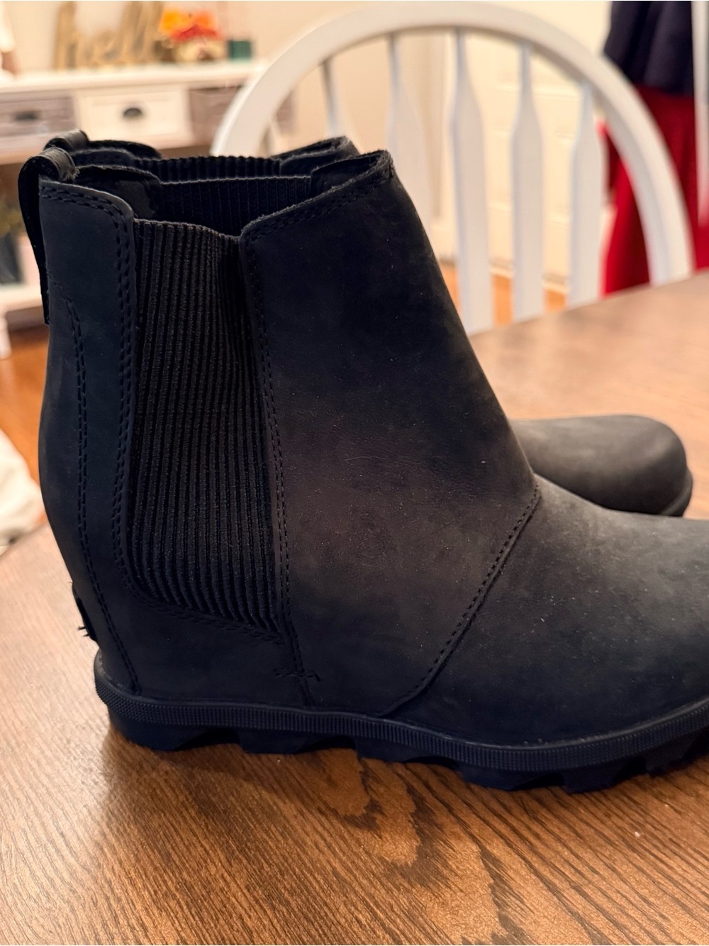 Sorel Joan of Arctic Wedge III Chelsea Boots in black. Size 7.5